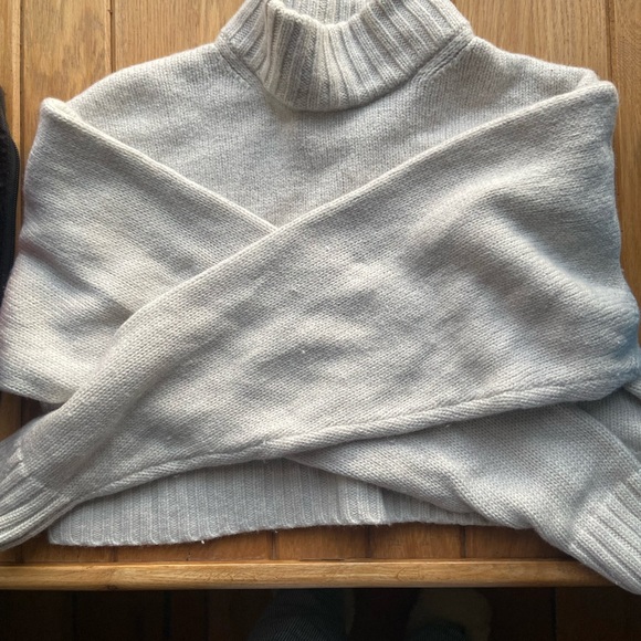 Aritzia cropped sweater - Picture 4 of 4